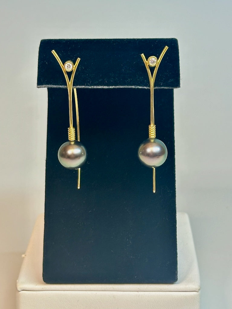 18k YELLOW GOLD, PEARL AND DIAMOND ONE OF A KIND EARRINGS AV156