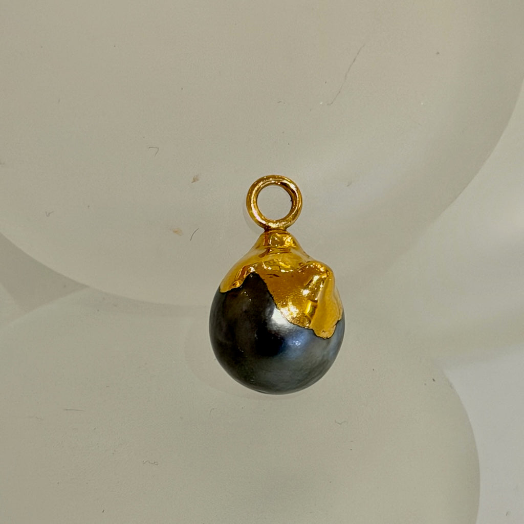 GOLDEN CASTLE BAROQUE TAHITIAN PENDANT IN 18K YELLOW GOLD BALE & VERMEIL AV2608
