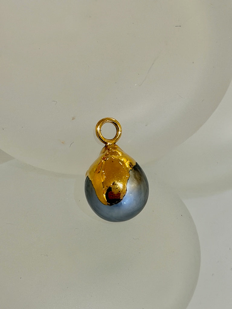 GOLDEN CASTLE BAROQUE TAHITIAN PENDANT IN 18K YELLOW GOLD BALE & VERMEIL AV2608