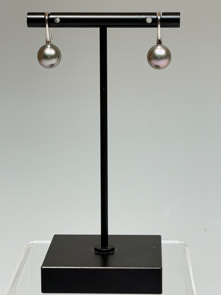 18K WHITE GOLD FANCY SILVER ROUND TAHITIAN PEARL EARRINGS AV2614