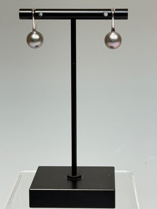18K WHITE GOLD FANCY SILVER ROUND TAHITIAN PEARL EARRINGS AV2614