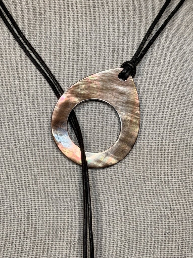 CIRCLED TAHITIAN PEARL & MOTHER OF PEARL LEATHER NECKLACE AV2615