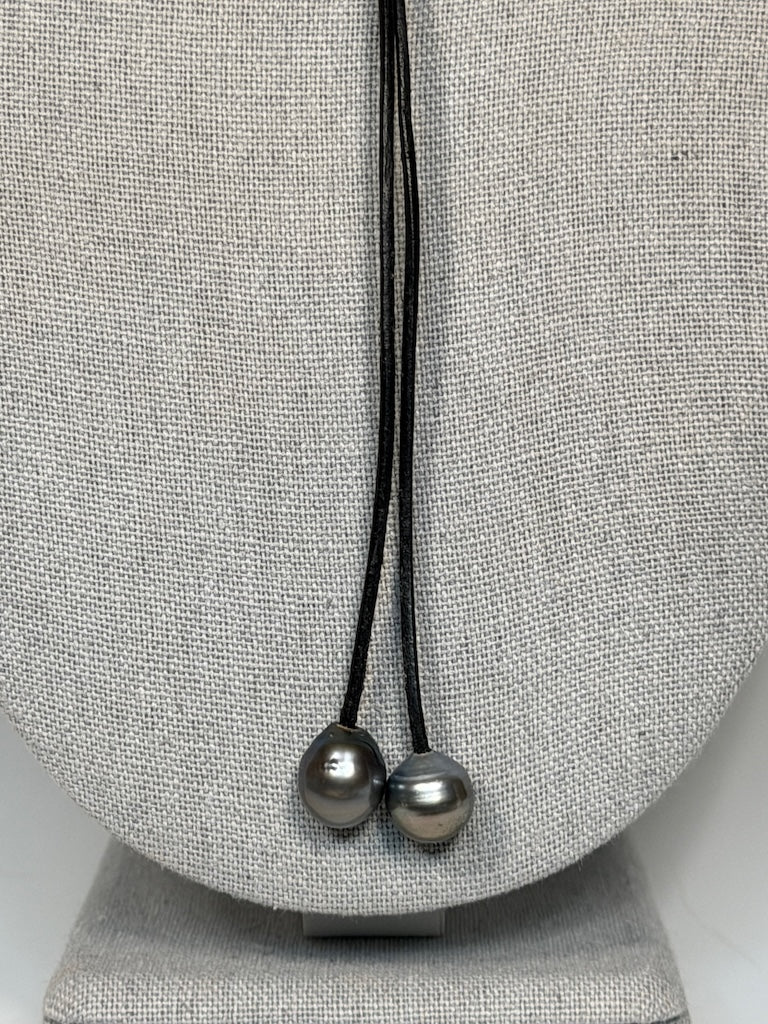 CIRCLED TAHITIAN PEARL & MOTHER OF PEARL LEATHER NECKLACE AV2615