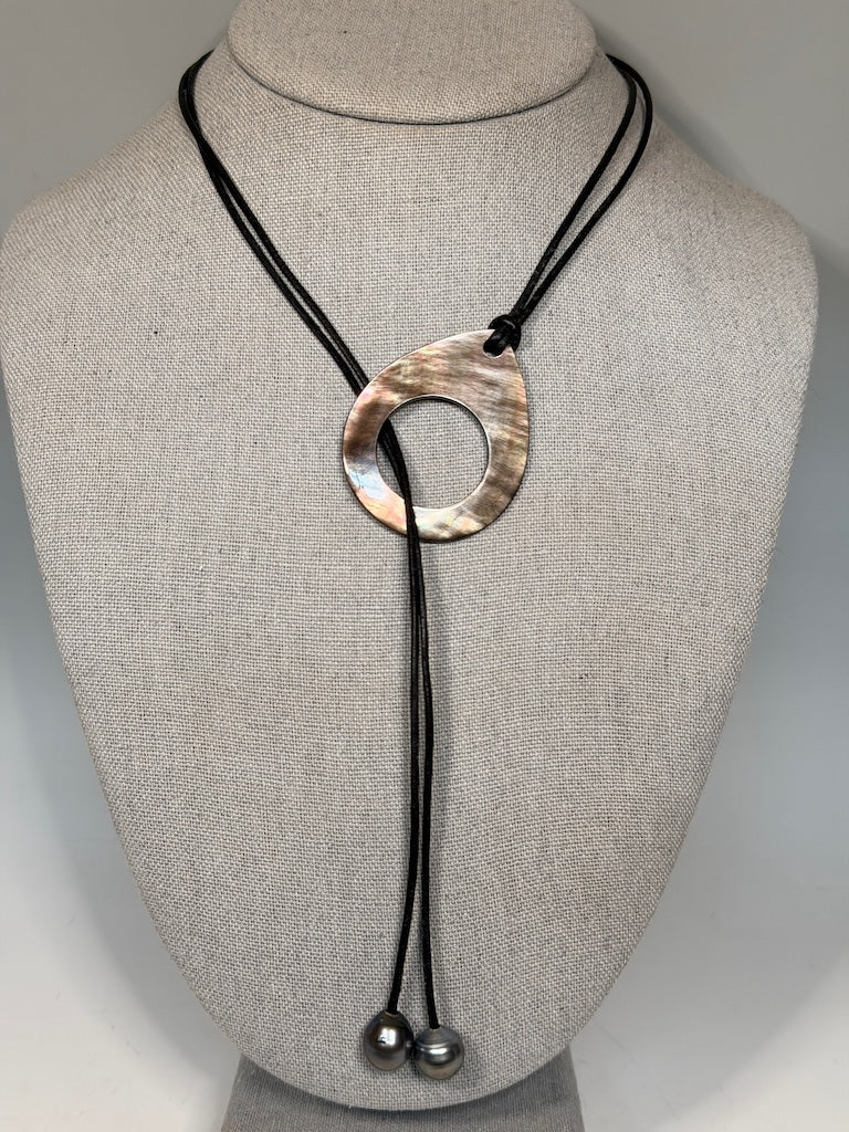 CIRCLED TAHITIAN PEARL & MOTHER OF PEARL LEATHER NECKLACE AV2615