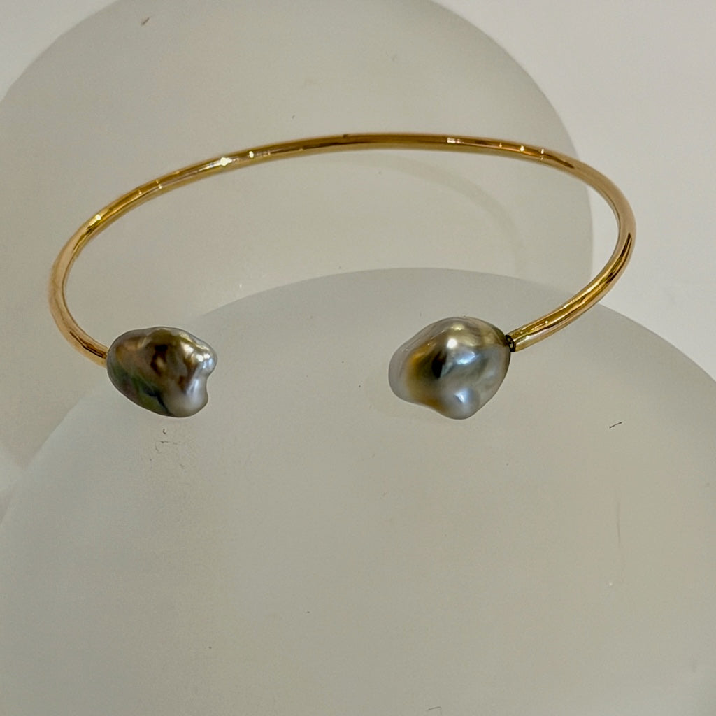 18K YELLOW GOLD TAHITIAN KESHI PEARL BANGLE BRACELET AV2619