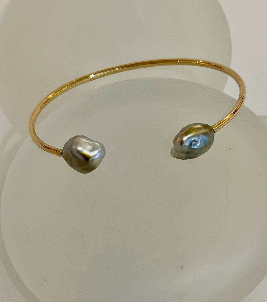 18K YELLOW GOLD TAHITIAN KESHI PEARL BANGLE BRACELET AV2619