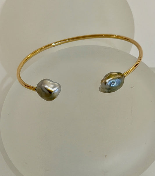 18K YELLOW GOLD TAHITIAN KESHI PEARL BANGLE BRACELET AV2619