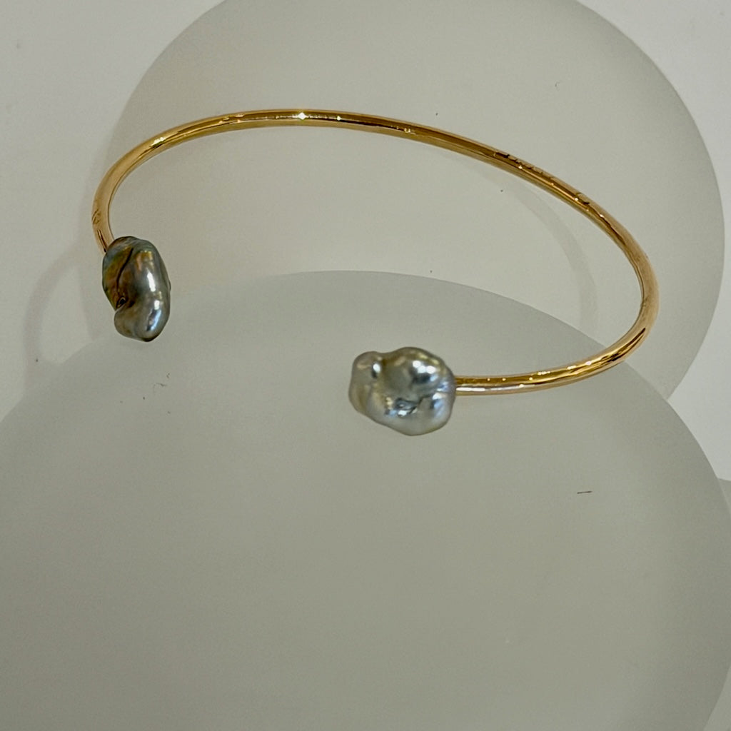 18K YELLOW GOLD TAHITIAN KESHI PEARL BANGLE BRACELET AV2620