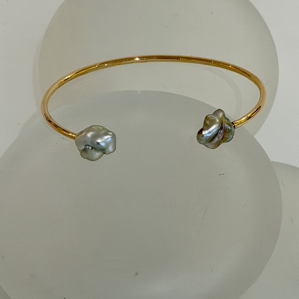 18K YELLOW GOLD TAHITIAN KESHI PEARL BANGLE BRACELET AV2620