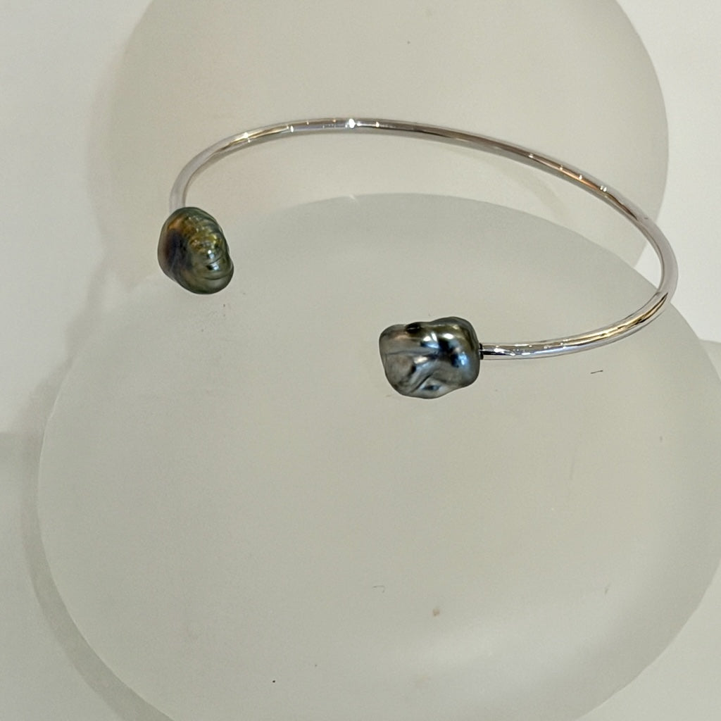 18K WHITE GOLD TAHITIAN KESHI PEARL BANGLE BRACELET AV2621