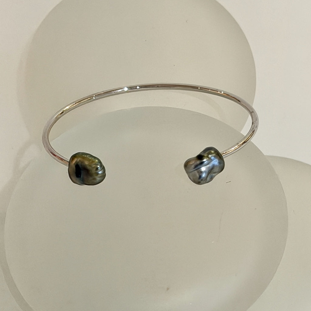 18K WHITE GOLD TAHITIAN KESHI PEARL BANGLE BRACELET AV2621