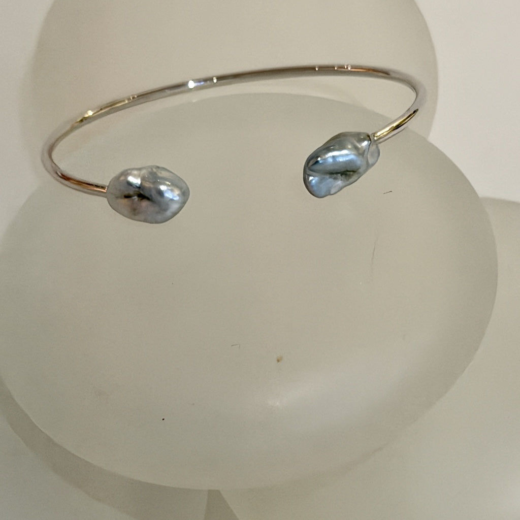 18K WHITE GOLD TAHITIAN KESHI PEARL BANGLE BRACELET AV2622