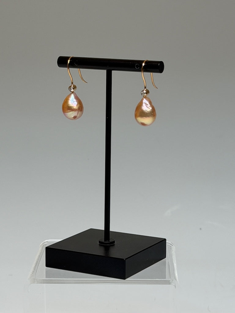 18K RED GOLD FANCY NATURAL PEACH BAROQUE FRESHWATER PEARL & NATURAL DIAMOND EARRINGS AV2625