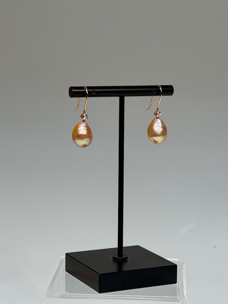 18K RED GOLD FANCY NATURAL PEACH BAROQUE FRESHWATER PEARL & NATURAL DIAMOND EARRINGS AV2625