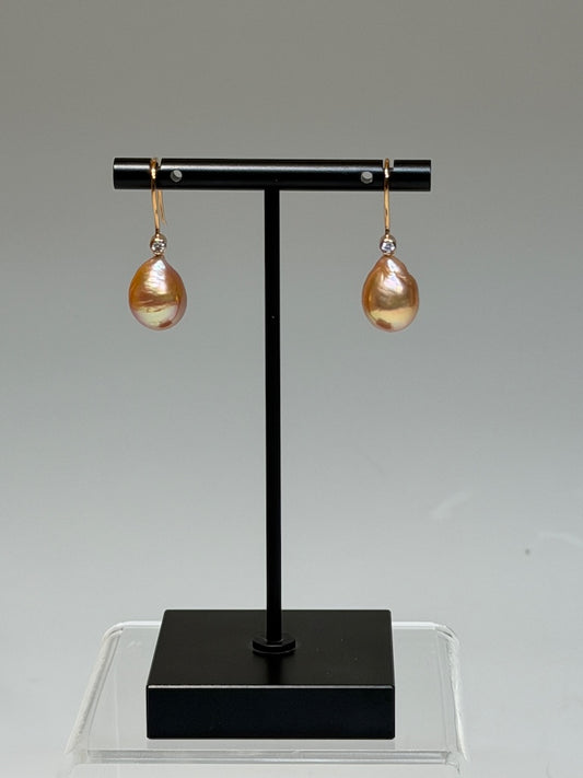 18K RED GOLD FANCY NATURAL PEACH BAROQUE FRESHWATER PEARL & NATURAL DIAMOND EARRINGS AV2625