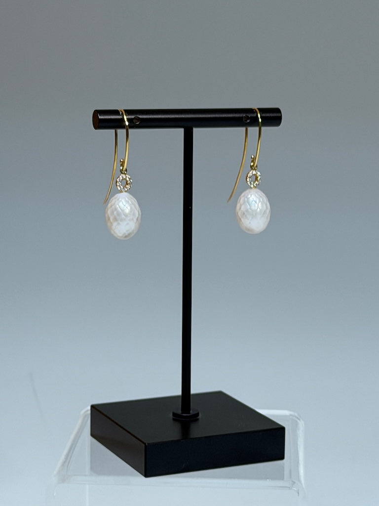 18K YELLOW GOLD FACETED WHITE FRESHWATER PEARL & DIAMOND EARRINGS AV2627
