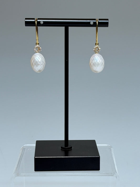 18K YELLOW GOLD FACETED WHITE FRESHWATER PEARL & DIAMOND EARRINGS AV2627