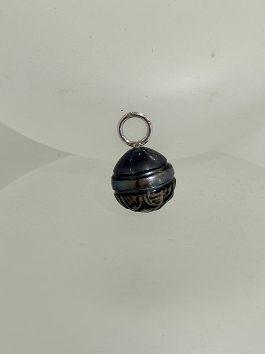 BLACK TAHITIAN  HAND CARVED PEARL PENDANT AV2644