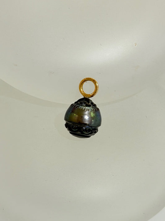 BLACK TAHITIAN  HAND CARVED PEARL PENDANT AV2646