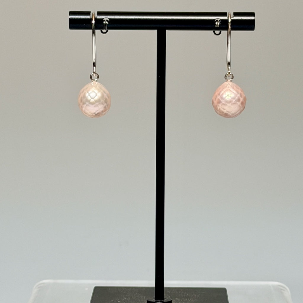 18K WHITE GOLD FACETED PINK FRESHWATER PEARL EARRINGS AV2649
