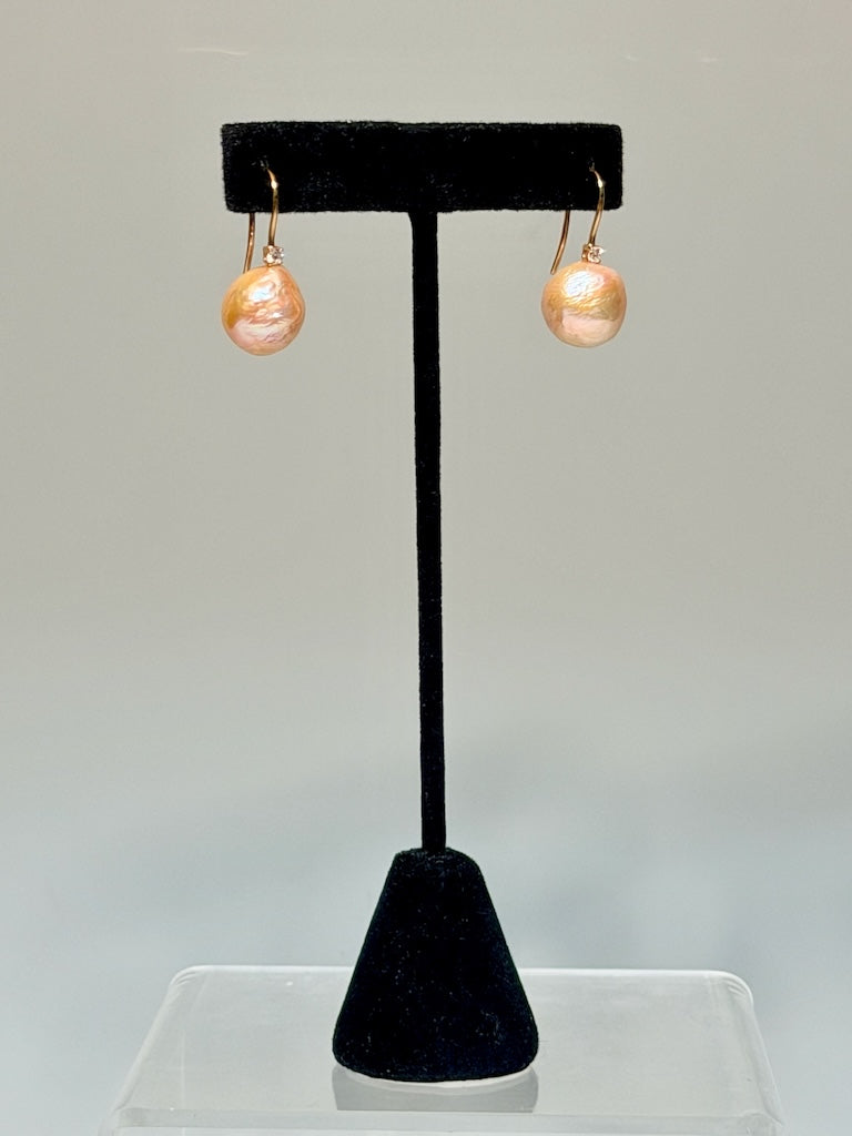 18K RED GOLD DIAMOND AND PEACH FRESHWATER PEARL EARRINGS AV2651