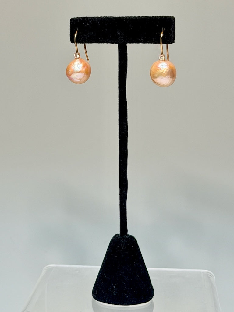 18K RED GOLD DIAMOND AND PEACH FRESHWATER PEARL EARRINGS AV2651