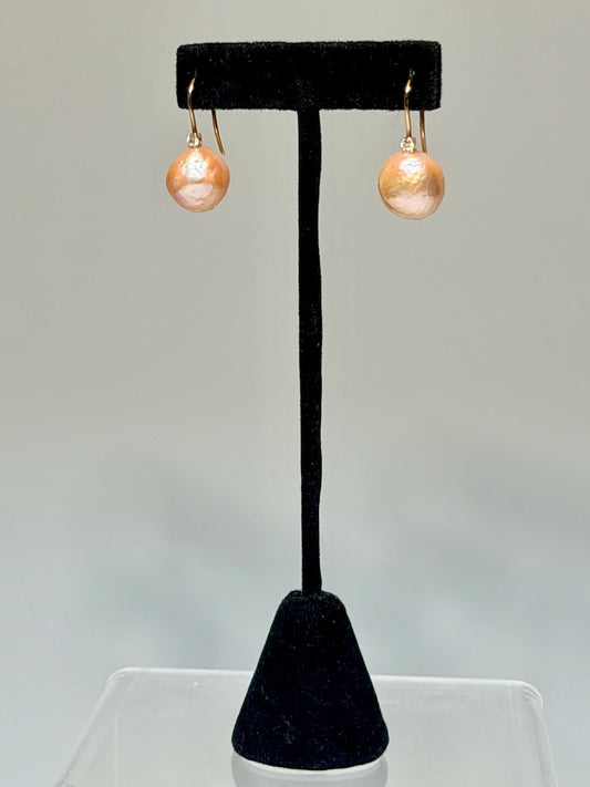 18K RED GOLD DIAMOND AND PEACH FRESHWATER PEARL EARRINGS AV2651