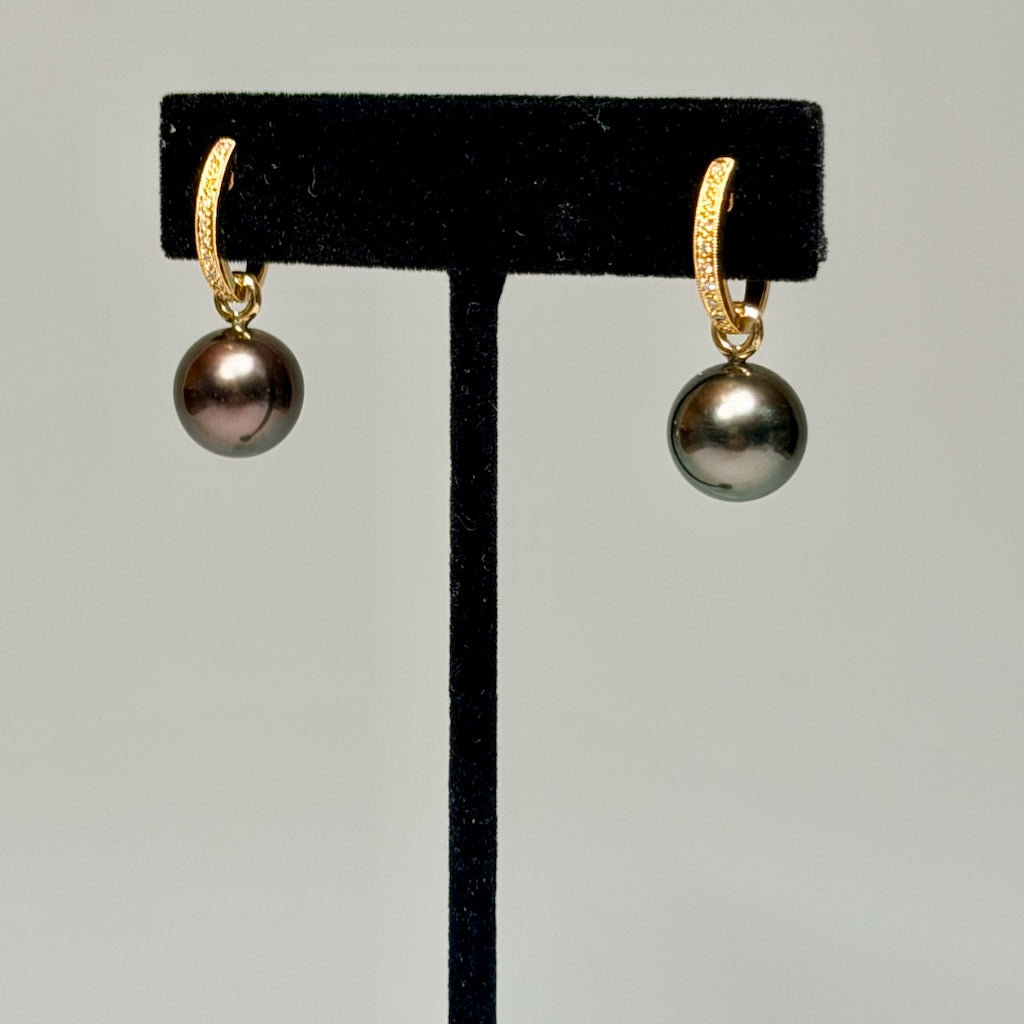 18K YELLOW GOLD DIAMOND AND TAHITIAN PEARL EARRINGS AV2652