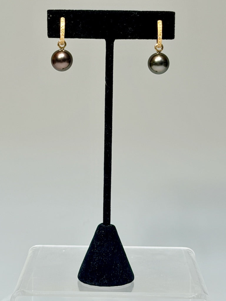 18K YELLOW GOLD DIAMOND AND TAHITIAN PEARL EARRINGS AV2652