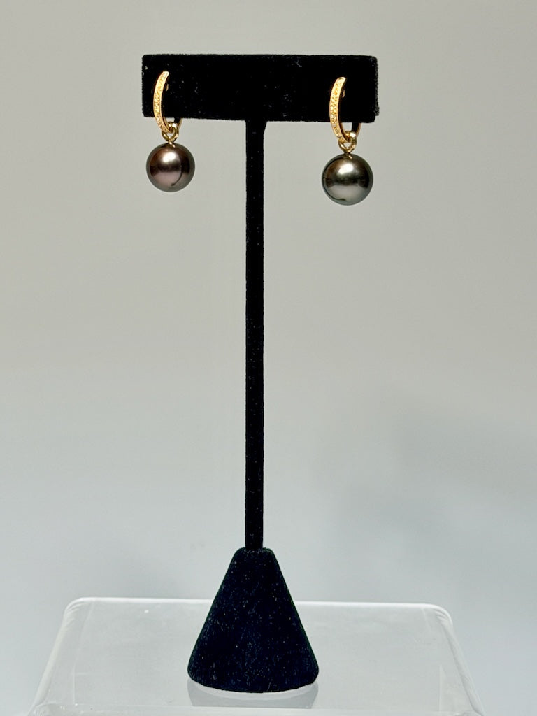 18K YELLOW GOLD DIAMOND AND TAHITIAN PEARL EARRINGS AV2652