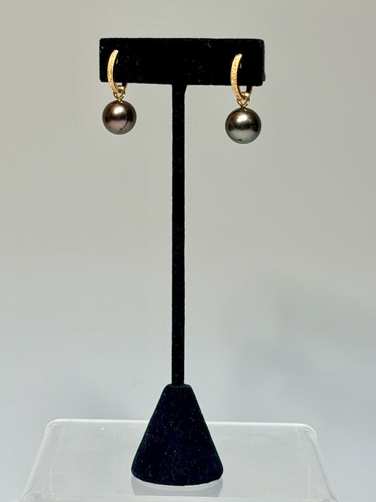 18K YELLOW GOLD DIAMOND AND TAHITIAN PEARL EARRINGS AV2652
