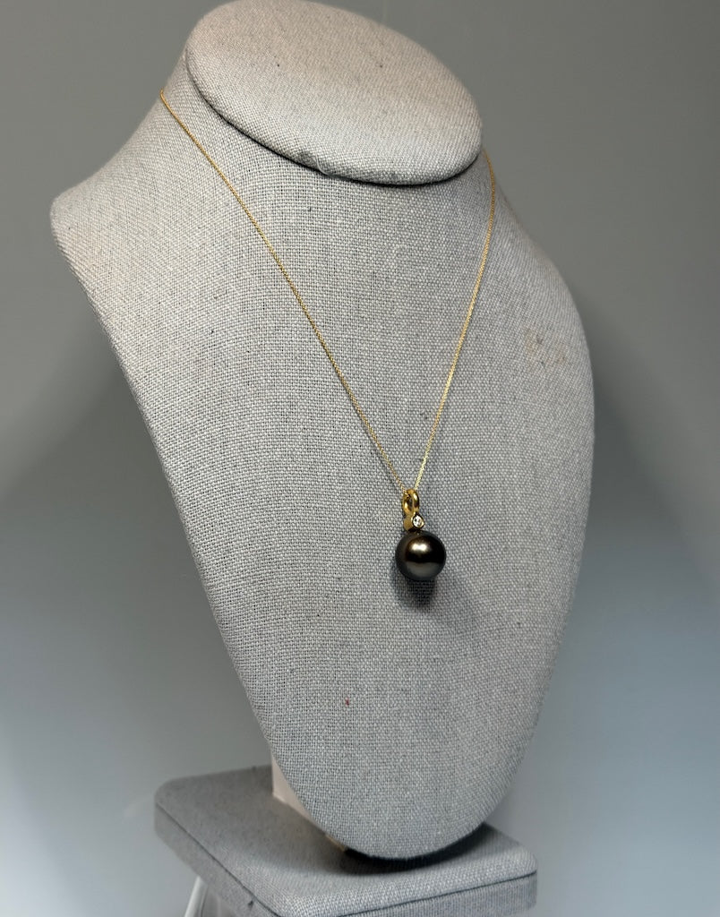 18K YELLOW GOLD FANCY ROUND TAHITIAN PEARL & NATURAL DIAMOND PENDANT WITH 18K GOLD NECKLACE AV2626
