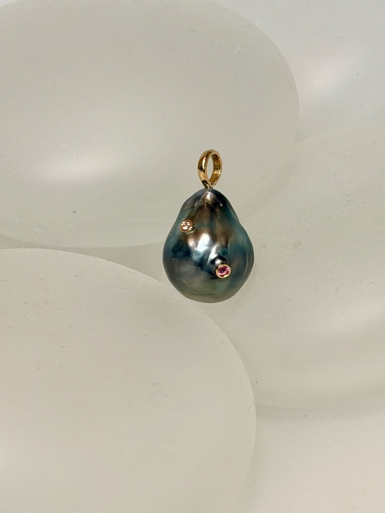 18K YELLOW GOLD TWINKLE TAHITIAN BAROQUE PEARL PENDANT WITH MADAGASCAN SPINEL AV2663