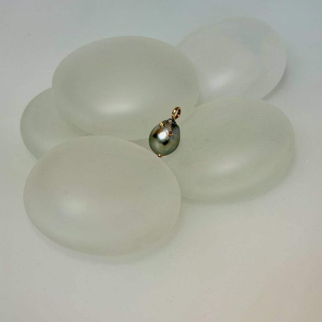 18K YELLOW GOLD TWINKLE TAHITIAN BAROQUE PEARL PENDANT WITH MADAGASCAN SPINEL AV2664