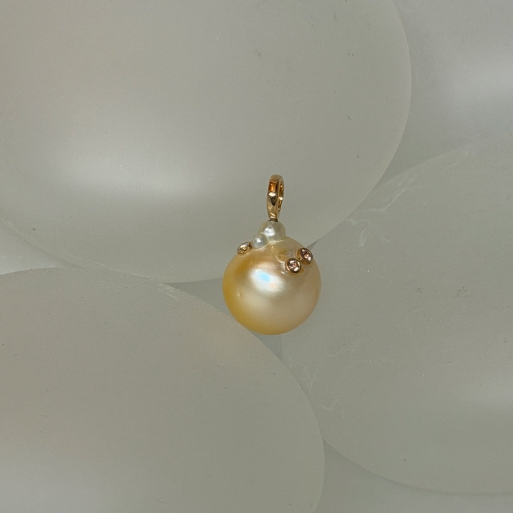 18K YELLOW GOLD TWINKLE SOUTH SEA BAROQUE PEARL PENDANT WITH MADAGASCAN SPINEL AV2667