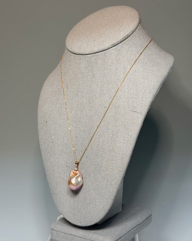 18K RED GOLD TRIBECA FRESHWATER NATURAL PINK PEARL AND DIAMOND PENDANT AV2670