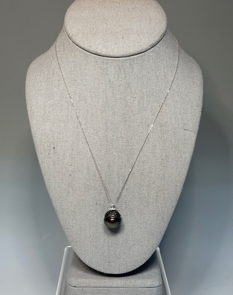 18K WHITE GOLD LITTLE HALO DIAMOND & CARVED TAHITIAN PEARL PENDANT AV2671