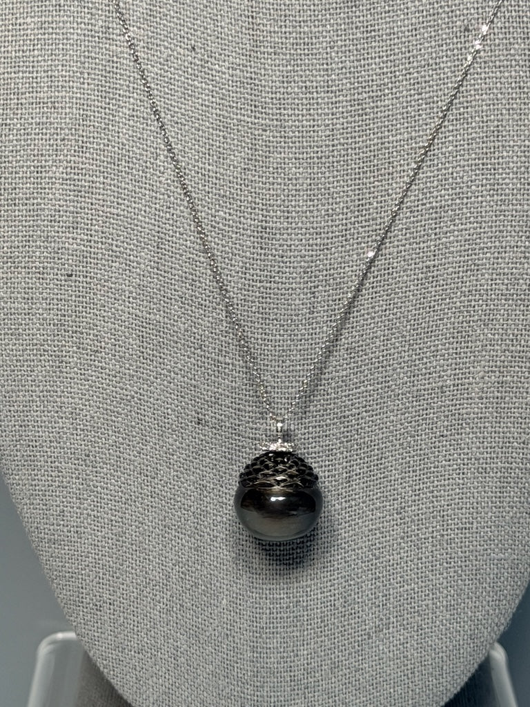 18K WHITE GOLD LITTLE HALO DIAMOND & CARVED TAHITIAN PEARL PENDANT AV2671