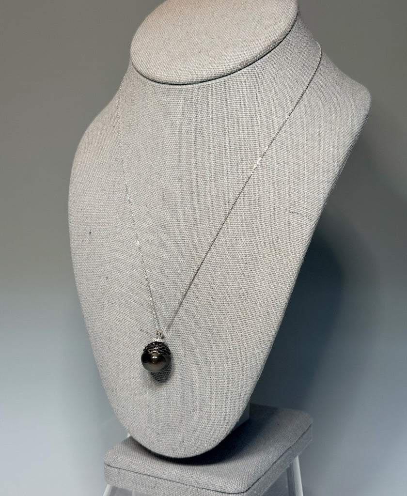 18K WHITE GOLD LITTLE HALO DIAMOND & CARVED TAHITIAN PEARL PENDANT AV2671
