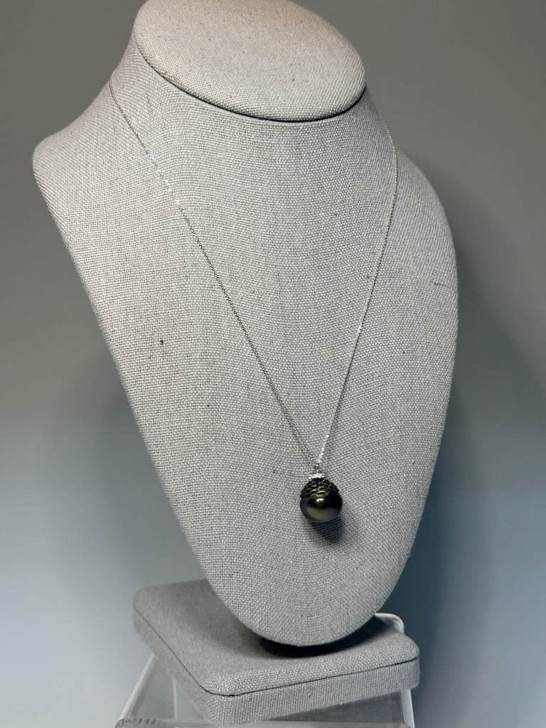 18K WHITE GOLD LITTLE HALO DIAMOND & CARVED TAHITIAN PEARL PENDANT AV2671