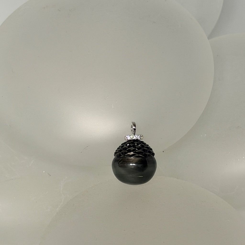 18K WHITE GOLD LITTLE HALO DIAMOND & CARVED TAHITIAN PEARL PENDANT AV2671