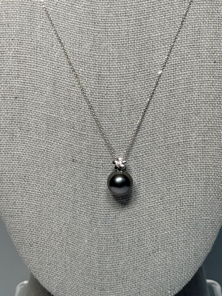 18K WHITE GOLD FLOWER DIAMOND AND TAHITIAN PEARL PENDANT AV2672