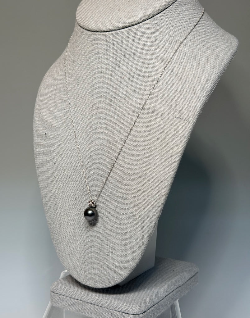 18K WHITE GOLD FLOWER DIAMOND AND TAHITIAN PEARL PENDANT AV2672