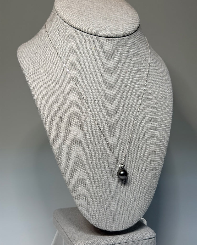 18K WHITE GOLD FLOWER DIAMOND AND TAHITIAN PEARL PENDANT AV2672