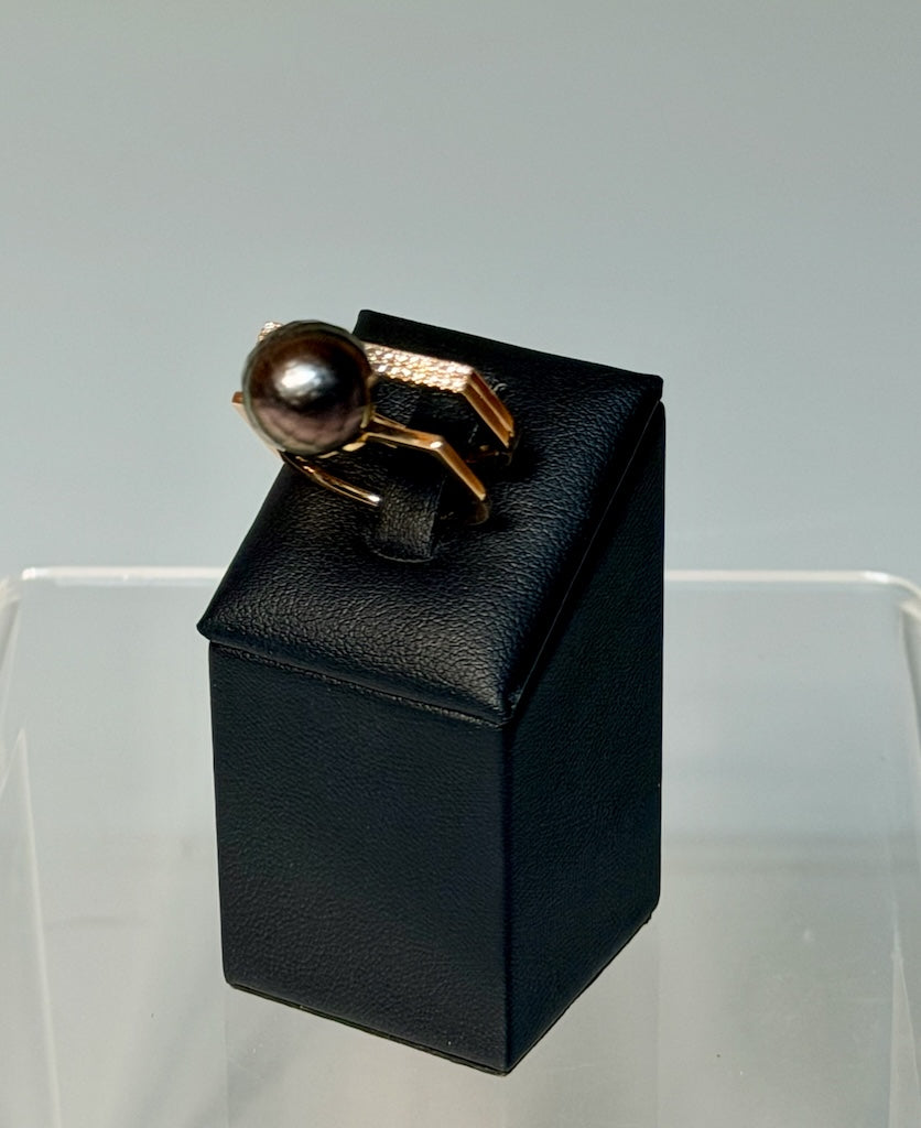 18K YELLOW GOLD RING WITH DIAMONDS AND FACETED TAHITIAN PEARL AV2675