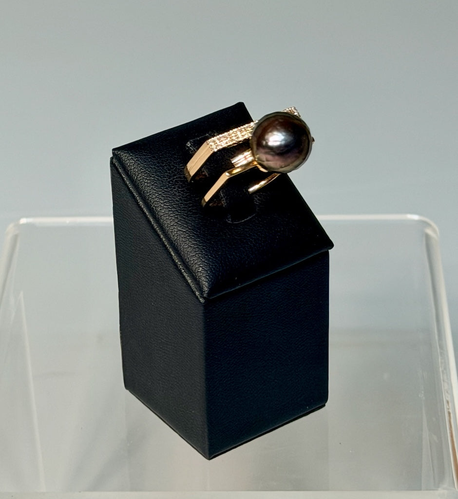 18K YELLOW GOLD RING WITH DIAMONDS AND FACETED TAHITIAN PEARL AV2675