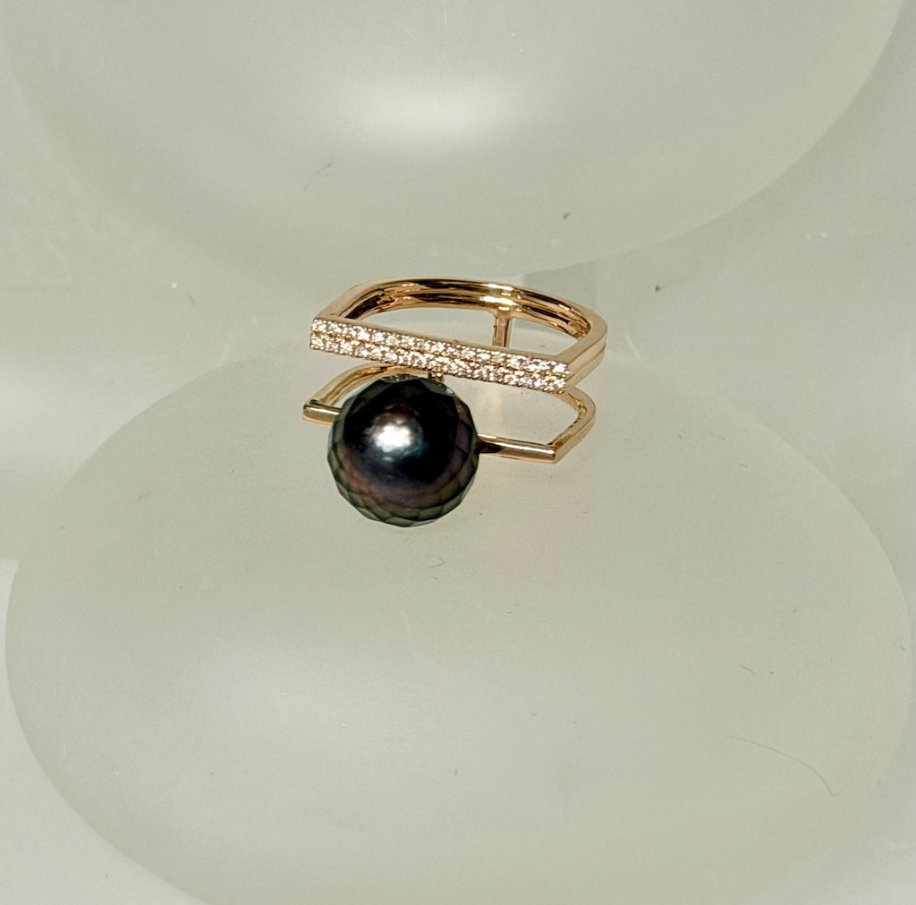 18K YELLOW GOLD RING WITH DIAMONDS AND FACETED TAHITIAN PEARL AV2675