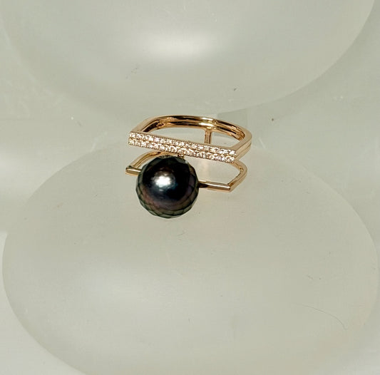 18K YELLOW GOLD RING WITH DIAMONDS AND FACETED TAHITIAN PEARL AV2675