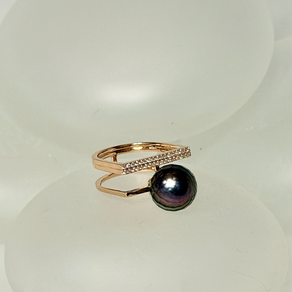 18K YELLOW GOLD RING WITH DIAMONDS AND FACETED TAHITIAN PEARL AV2675