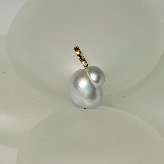 18K YELLOW GOLD SOUTH SEA BAROQUE PEARL AND MAHENGE GARNET PENDANT AV2676